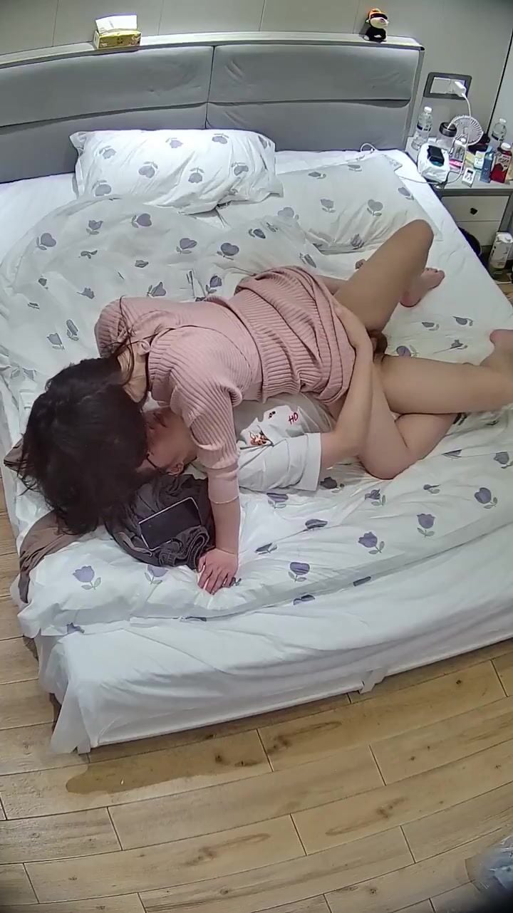 Soi cam thấy vợ dân trai về nhà địt khi chồng đi công tác